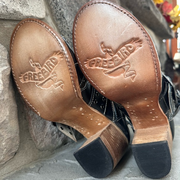 Freebird By Steven Blake Sandals / Boots. Block wooden heel.Leather upper - Picture 11 of 11
